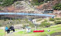 Esquiadores, ayer, en Valgrande-Pajares, apenas sin nieve (foto Pablo Lorenzana)